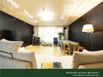 2021.8 [시공갤러리] [ 사운드메이트 ] 목재음향벽 어쿠스틱 보드패널 프라임우드 블랙노이르 컬러로 완성된 거실 TV벽과 소파월 인테리어 10.jpg